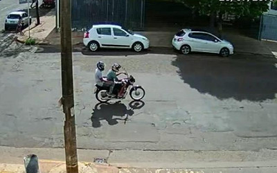 Assaltantes furtam moto de funcionário em frente de posto e anunciam no Facebook