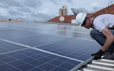 Comércio investe em energia solar para cortar despesas