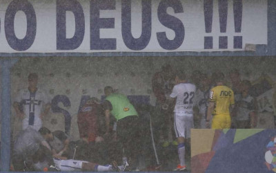 Jogador é atingido por raio na Copinha e sai de ambulância