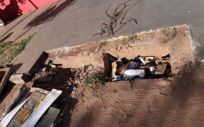 Descarte irregular de lixo causa entupimento de bueiros e galerias em Três Lagoas