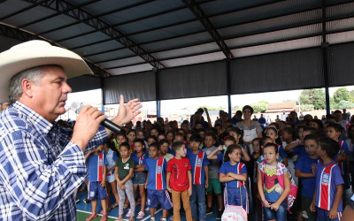 Alunos são recebidos pelo Prefeito Angelo Guerreiro no primeiro dia de aula