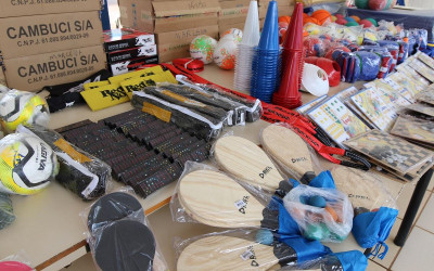 Escolas Municipais recebem kit esportivo que conta até com slackline