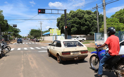 Novo semáforo irá controlar o trânsito nas proximidades da Câmara Municipal