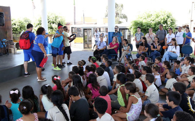 Crianças e adolescentes de Três Lagoas recebem uniformes e materiais na volta dos SCFVs