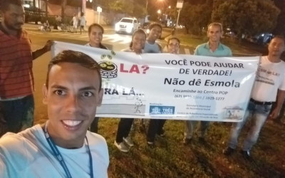Assistência Social de Três Lagoas realiza ação de panfletagem e orientações em cruzamento de avenidas