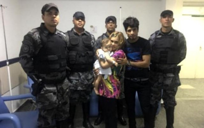 PMs salvam bebê que caiu em balde e quase se afogou