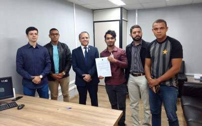 Candidatos do concurso da PM e Bombeiros entregam carta de agradecimento a Coronel David 
