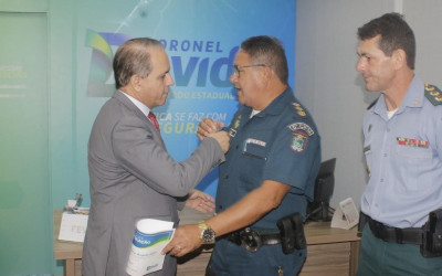 Coronel David homenageia militar pelos 30 anos de serviços prestados por MS