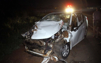 Mulheres de Três Lagoas feridas ao baterem HB20 em carreta carregada com 37 mil Kg de arroz