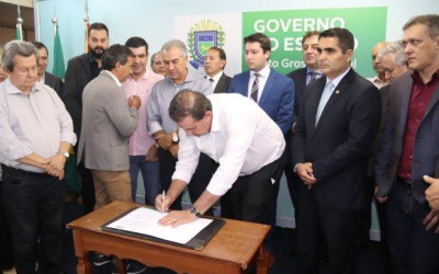 Eduardo Rocha representa ALMS em assinatura de moradias para Capital com prefeito e governador