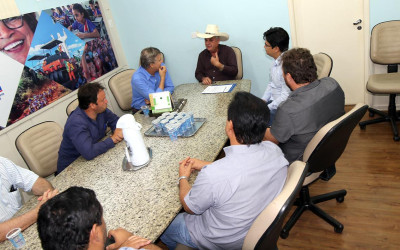 Prefeito Angelo Guerreiro assina ordem de serviço para melhoria em trechos de 13 ruas