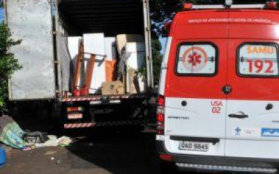 Trabalhador tem convulsão e cai de caminhão de mudança