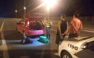 Dupla é presa com 43 tabletes de maconha na Rodovia SP 300 em Castilho