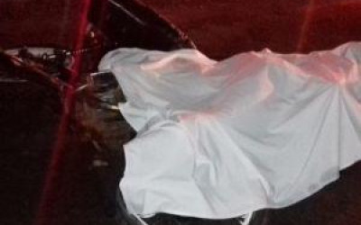 Motoqueiro morre após colidir em caminhão