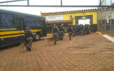 Após pente-fino em ala do PCC, detento é encontrado enforcado em cela