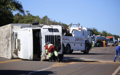 VÍDEO: Carro é arrastado por caminhão que tomba na BR-163 depois de colisão