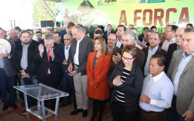Com governador e ministra, Eduardo Rocha marca presença em entrega de maquinários para municípios