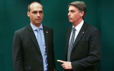 'Se é criticado, é sinal de que é a pessoa certa', diz Bolsonaro sobre filho em embaixada
