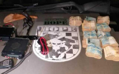 Dupla é presa com contrabando e mais de R$ 100 mil em dinheiro