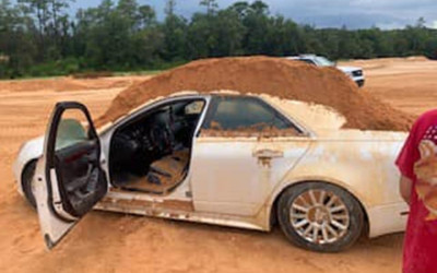 Após discussão, homem tenta soterrar namorada usando escavadeira