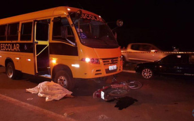 Idoso e passageira morrem após serem arremessados em acidente