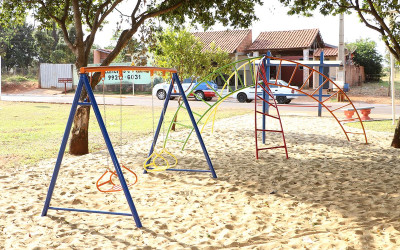 Arapuá recebe novo Parquinho em praça do Distrito