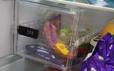 Jovem instala cofre na geladeira para noiva não comer chocolates dele