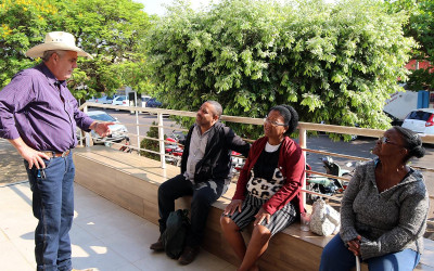 Prefeito de Três Lagoas visita Hospital Auxiliadora e conversa com pacientes