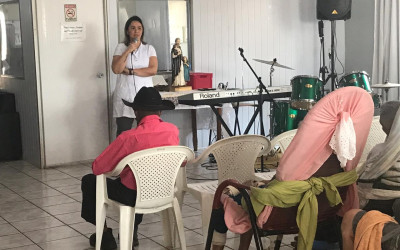 Fisioterapeuta da Unimed Andradina ministra palestra em Asilo