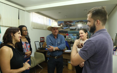 Professor de Libras da UFMS se despede de Três Lagoas e agradece apoio do prefeito aos deficientes auditivos