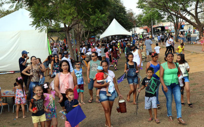 UMA LAGOA DE DIVERSÃO: comemoração do Dia das Crianças teve oficinas lúdicas, brinquedos e muita cultura