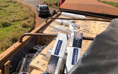 DOF apreende bitrem com quase mil caixas de cigarros contrabandeados