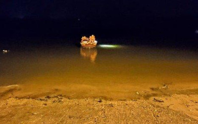 Pescadores são resgatados por bombeiros após barco virar em rio