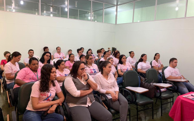 Colaboradores da Unimed Andradina participam de palestra sobre Outubro Rosa e Novembro Azul
