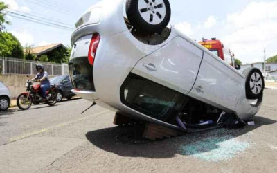 Idosa se distrai, acerta carro estacionado e capota no centro de Campo Grande