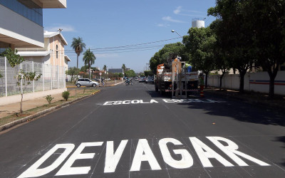 Ruas recapeadas no Bairro Lapa recebem sinalização vertical