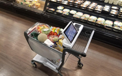 Sidney de Queiroz Pedreira mostra carrinhos de compras inteligentes