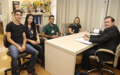 Eduardo Rocha, 1º vice-presidente da ALEMS, recebe a vereadora Rosangela Paes, de Costa Rica