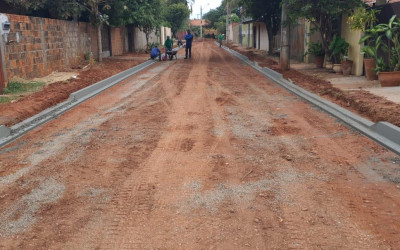 Prefeitura asfalta mais uma rua com verba própria do Município