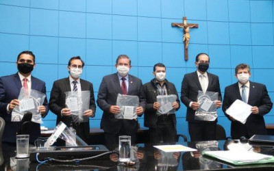 Na presidência, deputado Eduardo Rocha participa da entrega de escudos faciais à ALEMS