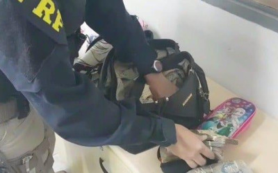 Mulher é detida pela PRF com R$ 81 mil em dinheiro dentro de ônibus na BR-262