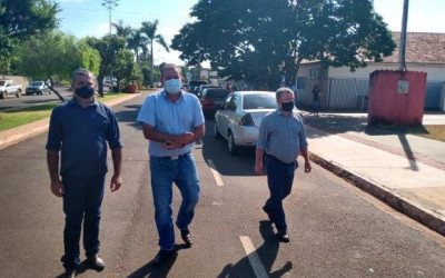 Adquirida com verba de sua emenda, deputado Eduardo Rocha participa da entrega de Van para Jateí