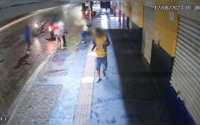 Ladrão tenta roubar moto de grupo em conveniência, mas é desarmado e baleado