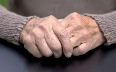 Homem é preso por perseguir e ameaçar professora idosa