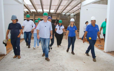 Prefeito Dr. Cassiano Maia visita obras do Shopping Popular e reforça compromisso com os lojistas