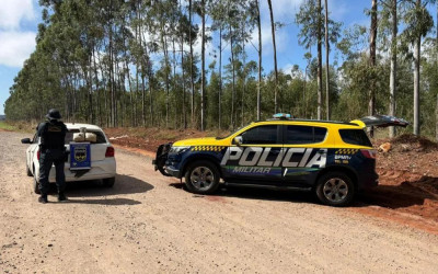 Motorista é flagrada com quase 3 quilos de skunk escondidos no carro em Água Clara