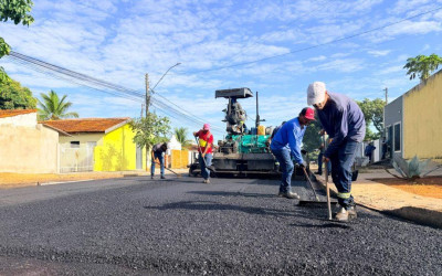 Prefeitura dá continuidade à 1ª etapa do recapeamento asfáltico com nova frente de obras no Bairro Santa Rita