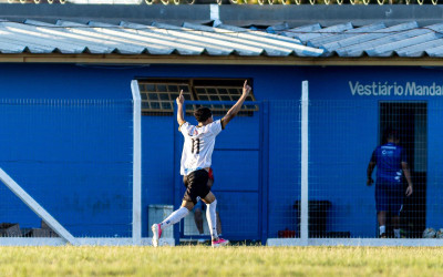 Misto vence o Comercial com dois jogadores a menos e fica a um passo do acesso à Série A