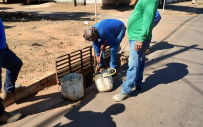 Prefeitura intensifica limpeza de bueiros em Três Lagoas