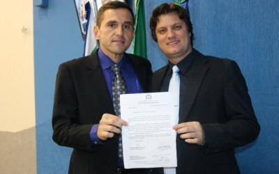 Em busca de ajuda, vereadores de TL entregam documento a senador